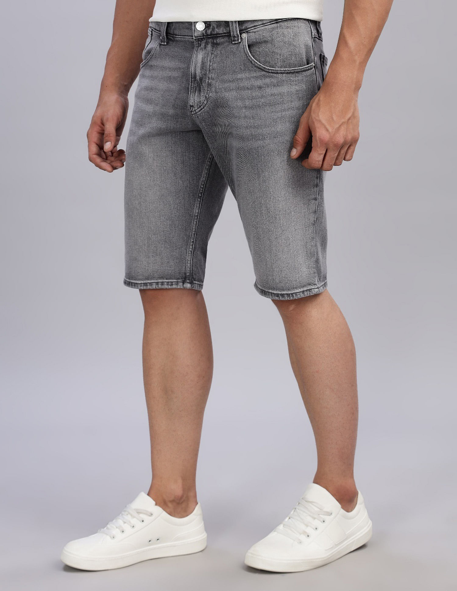 Tommy Hilfiger Regular Fit Solid Mid Rise Shorts