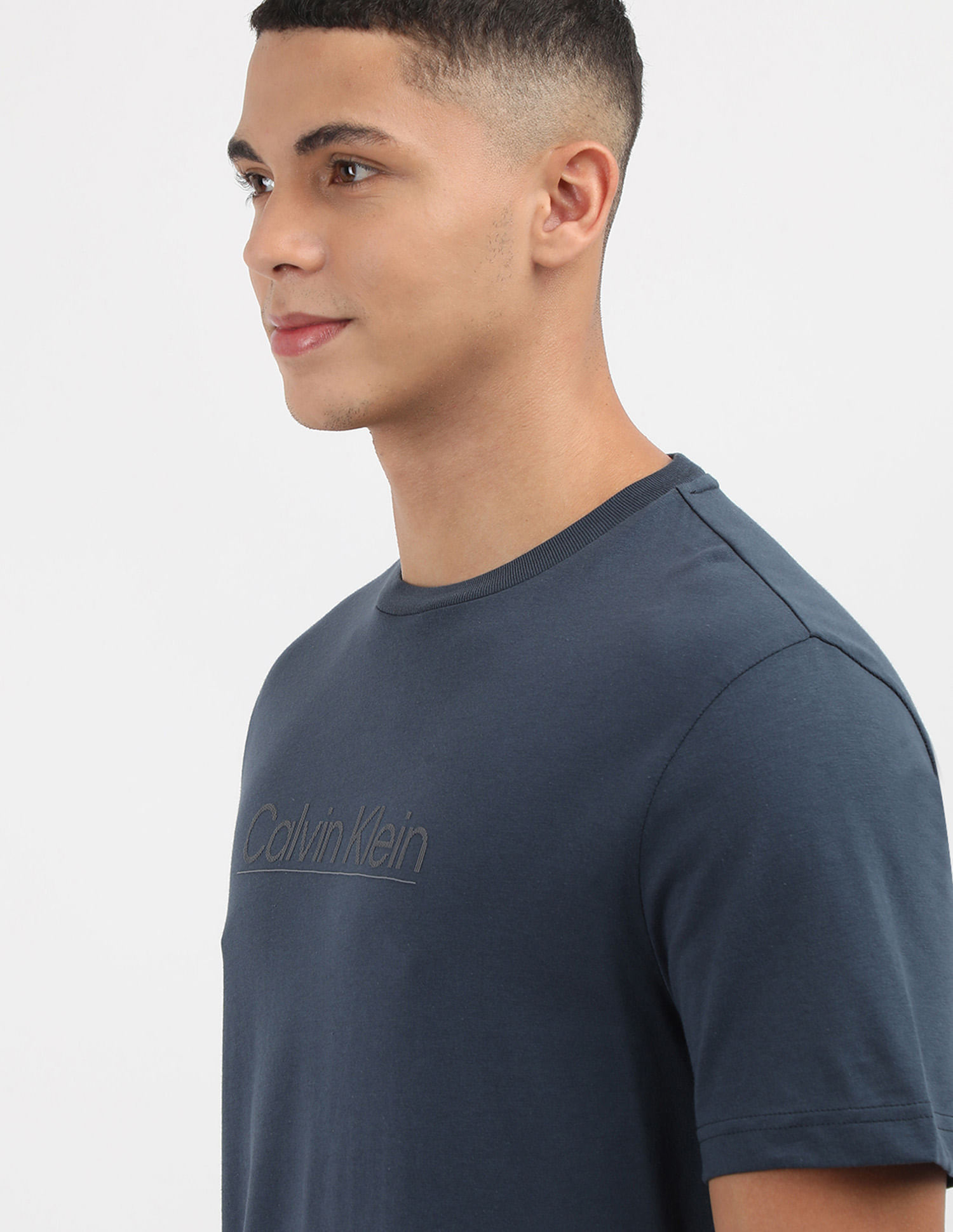 【 】CK Jeans エンブロイドパッチTシャツ◆送料無料 Buy Calvin Klein Jeans Raised Line Logo T-Shirt - NNNOW.com