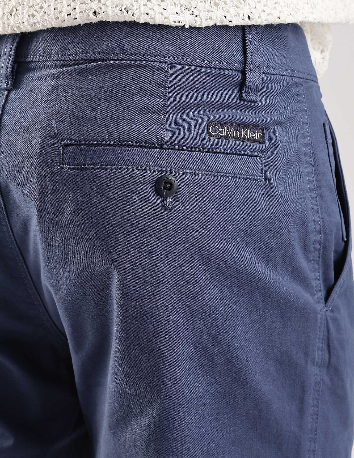 Calvin Klein Jeans Relaxed-Fit Solid Mid Rise Trousers